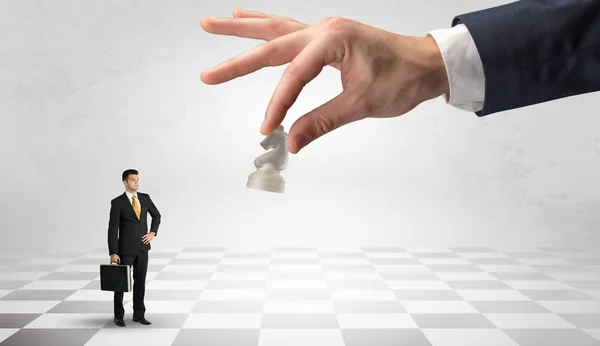 Бизнесмен борется с большим шахматистом на большой руке — стоковое фото