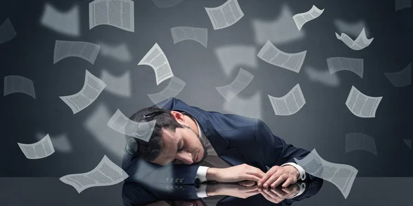 Бизнесмен заснул в офисе с концепцией оформления документов — стоковое фото