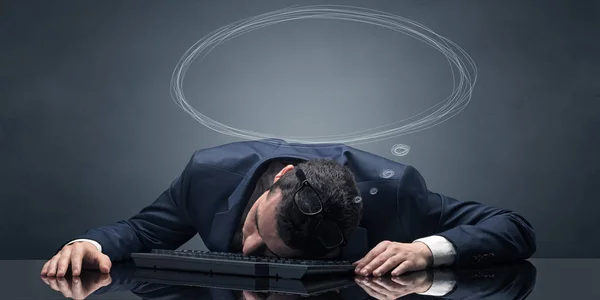 Uomo d'affari che dorme e sogna sul posto di lavoro — Foto Stock