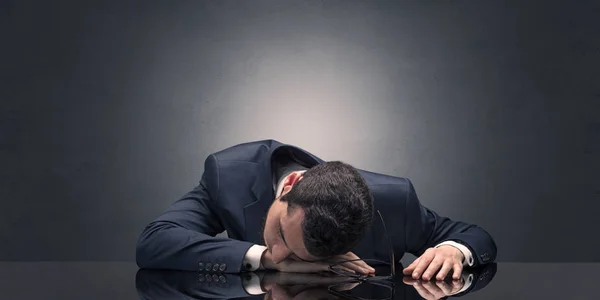 Zakenman viel in slaap op zijn werkplek — Stockfoto