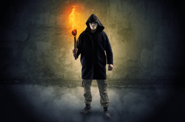 Yanan meşale önünde ufalanan duvar kavramı ile wayfarer