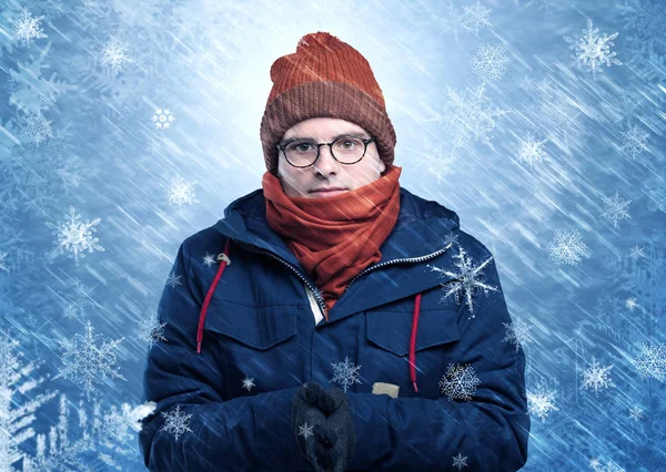 Мальчик замерзает в теплой одежде и снегу — стоковое фото