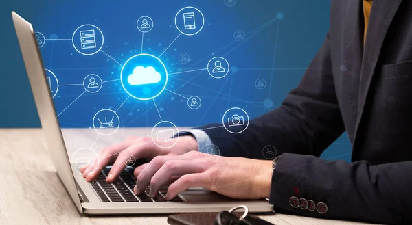 Hand att skriva med cloud technology systemkonceptet — Stockfoto