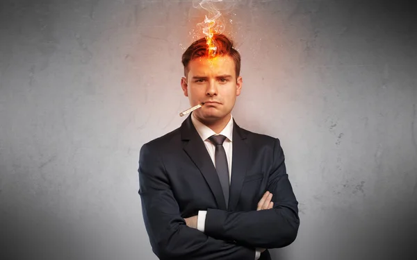 Homem de negócios doente com conceito de cabeça ardente — Fotografia de Stock