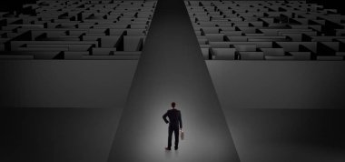 İşadamı düz iki karanlık labirentine üzerinde gidiş