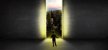 Cityscape için karanlık bir boş odasından arıyor işadamı