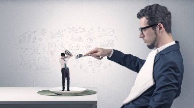 Büyük işadamı doodled grafikler konsepti ile bir yemek küçük yaş