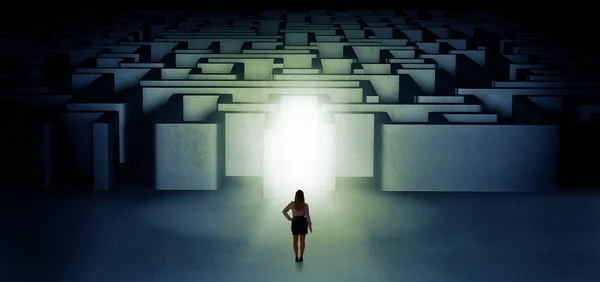 Потерянная женщина, стоящая у освещённого входа в лабиринт — стоковое фото