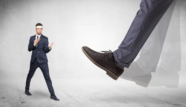 Grande pie pisotear adecuado karate hombre — Foto de Stock