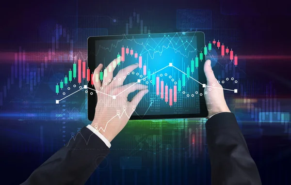 Hand innehav tablett med globala rapporter och aktiemarknaden ändra koncept — Stockfoto