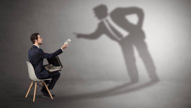 Kalmak ve maddeleri bir gölge adam sunan iş adamı