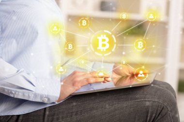 İş kadını bitcoin bağlantı ağı ve online kavramı ile tablet kullanma