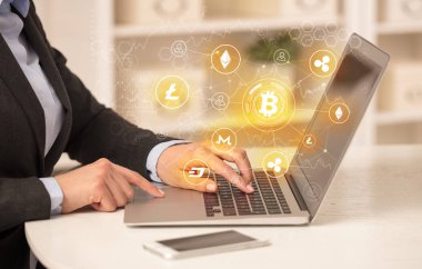 Bitcoin bağlantı ağı ve online kavramı ile dizüstü bilgisayar üzerinde çalışan iş kadın