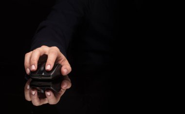 Koyu arka plan üzerinde fare kullanarak ele