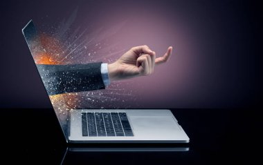 El dışında bir dizüstü bilgisayar