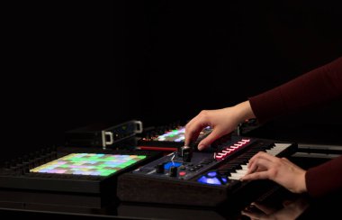 Karıştırma müzik MIDI denetleyicisi üzerindeki el