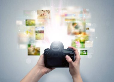 El yaşam olayları digital fotoğraf makinesi ile yakalar.