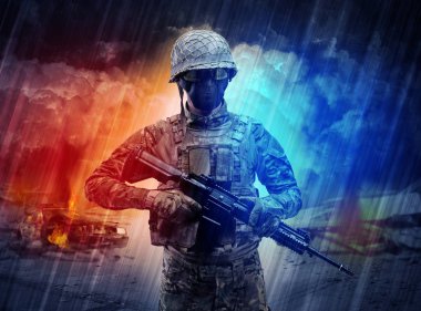 Silahlı asker toz fırtınanın ortasında duran