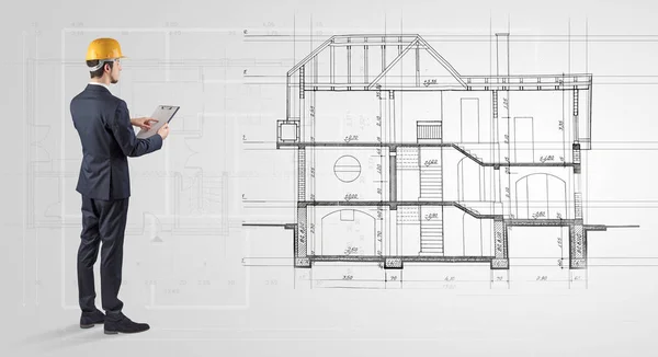 Architekt, patrząc na plan domu — Zdjęcie stockowe