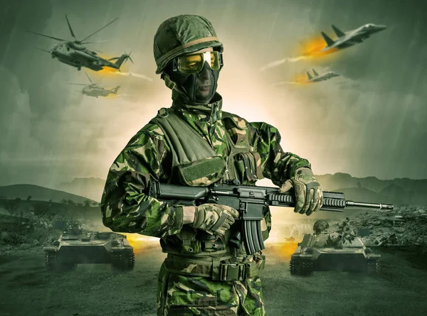 Armed soldier standing in the middle of a war — Stock Photo, Image