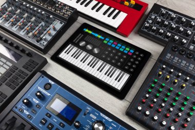 Tablet ve müzik aleti kavramı üzerinde piyano app