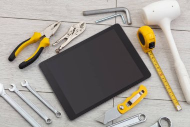 Ev aletleri ve tablet ile boş perde 