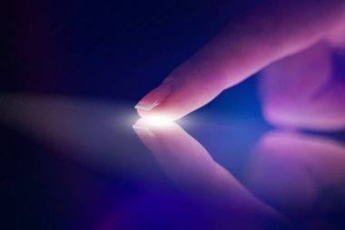 Tablet koyu arka plan ile dokunmadan parmak