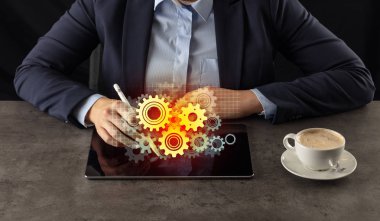 İş kadını tablet vites konsepti ile çalışma