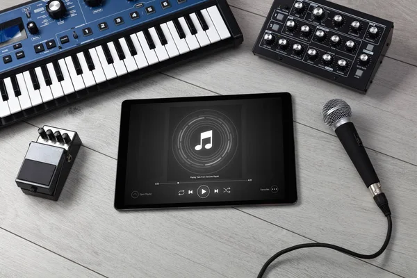 DJ set, tablet e strumenti di musica elettronica — Foto Stock