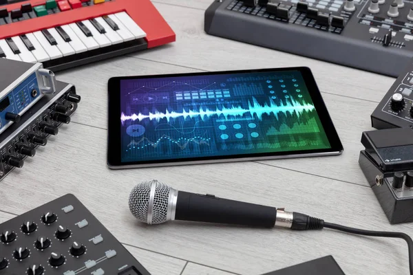Muziekinstrumenten en tablet met opname app — Stockfoto