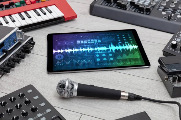 Musikinstrumente und Tablet mit Aufnahme-App — Stockfoto