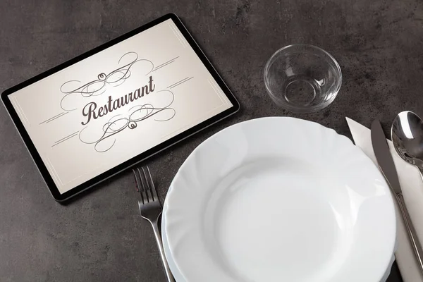 Eleganter gedeckter Tisch mit stilvollem Restaurant-Logo — Stockfoto