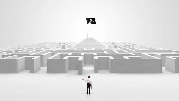 Homem em pé fora de um labirinto com bandeira de pirata — Fotografia de Stock