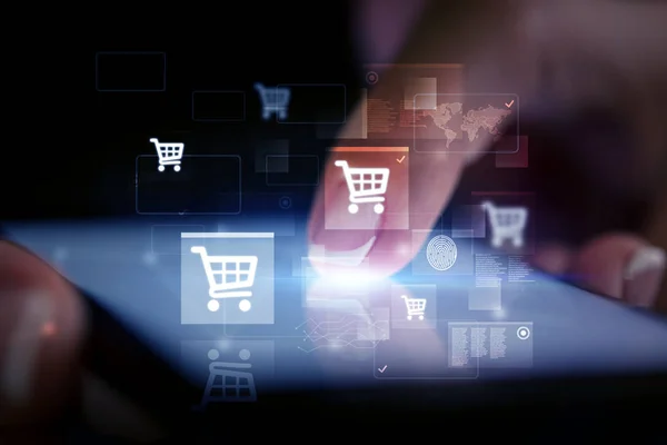 Vinger aanraken van telefoon met online winkelen concept — Stockfoto
