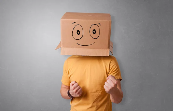 Homme avec tête de boîte en carton souriante — Photo