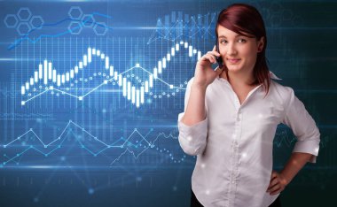 Arka planda diyagramları ile telefonda konuşurken kişi