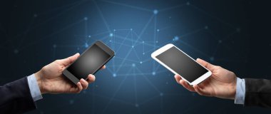 Akıllı telefonlar holding iki eller yakın çekim