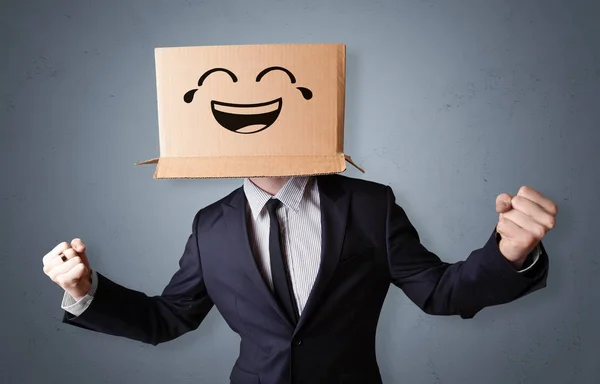 मजेदार आदमी कार्डबोर्ड बॉक्स सिर के साथ मुस्कुराते हुए — स्टॉक फ़ोटो, इमेज