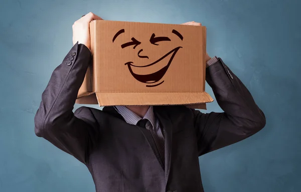 Niño con cara de caja de cartón feliz — Foto de Stock