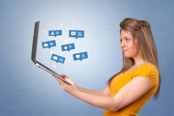 Frau hält Laptop mit Social-Media-Benachrichtigungen — Stockfoto