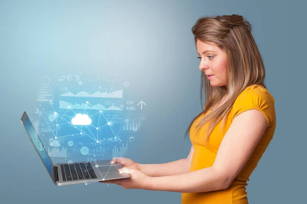 Mulher segurando laptop com conceito de sistema baseado em nuvem — Fotografia de Stock
