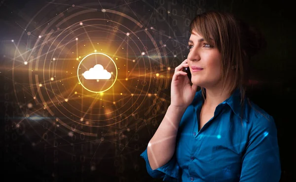 Persona Che Parla Telefono Con Concetto Tecnologia Cloud Scuro — Foto Stock