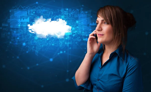 Bulut teknoloji kavramı ile telefonda konuşan kişi — Stok fotoğraf