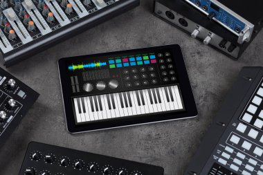 Tablet ve müzik aleti kavramı üzerinde piyano app