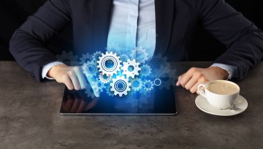 İş kadını tablet vites konsepti ile çalışma