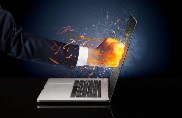 Braço batendo fortemente tela do laptop — Fotografia de Stock