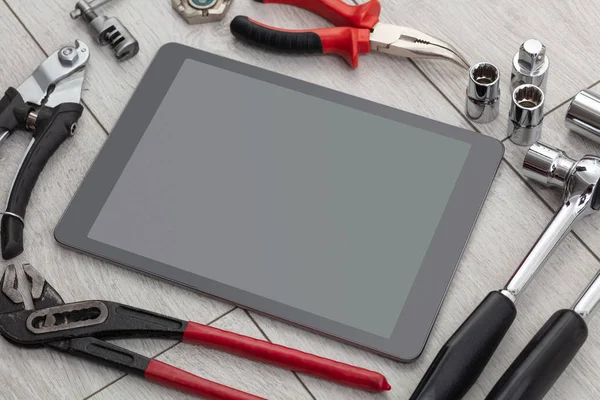 Haushaltsgeräte und Tablet mit leerem Bildschirm — Stockfoto
