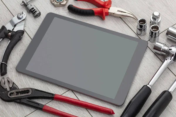 Utensili per la casa e tablet con schermo vuoto — Foto Stock