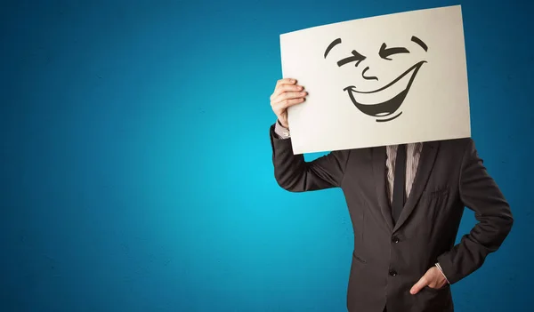 Persona in possesso di un foglio con faccina emoticon cool — Foto Stock