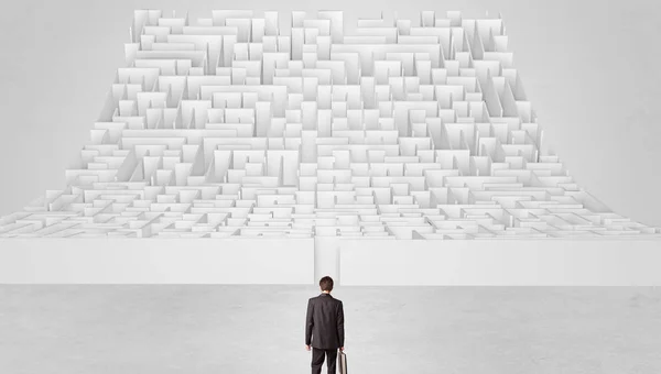 Pequeño hombre de pie frente a un laberinto infinito — Foto de Stock